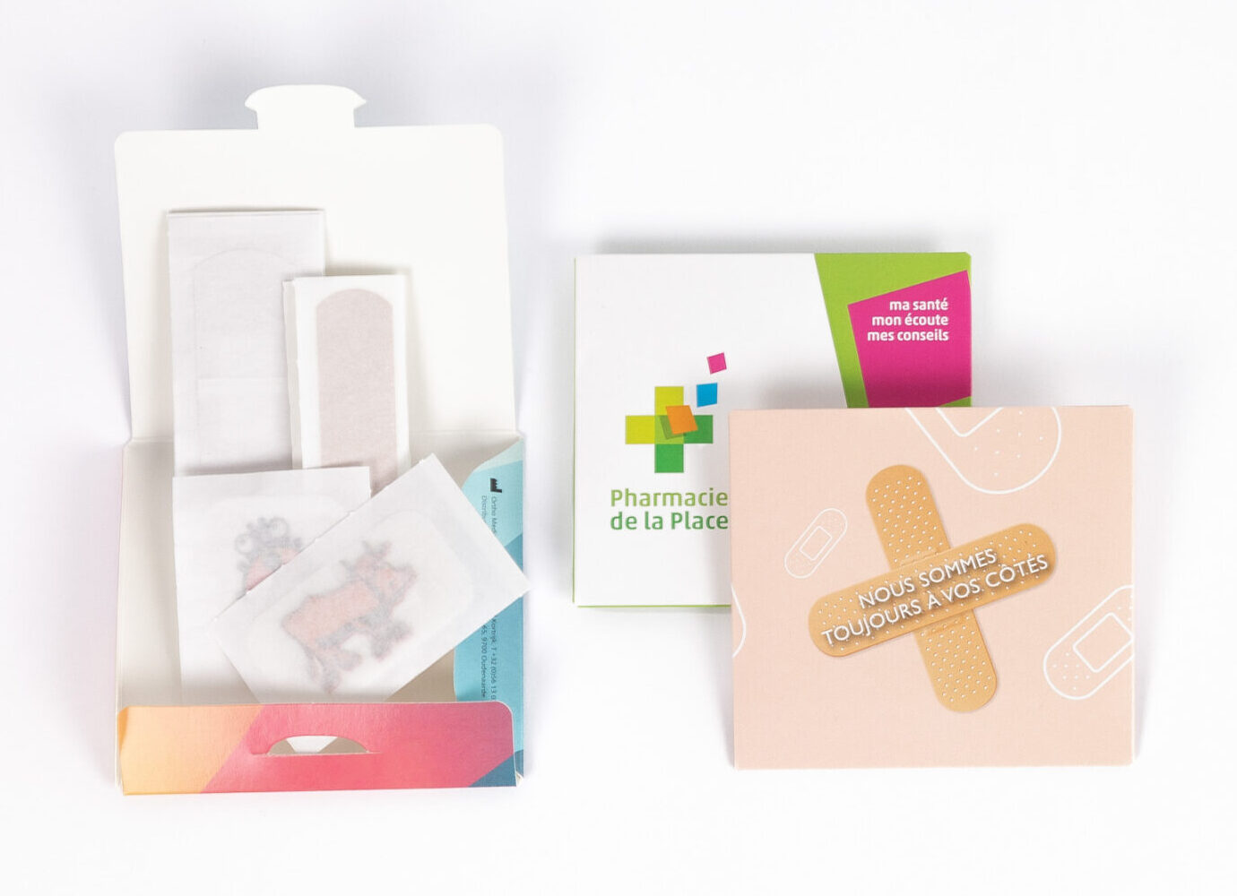 Des pochettes avec pansements personnalisés comme articles cadeau